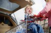 Ребенок истерит в магазине, требуя что-то купить. Как вести себя родителю?