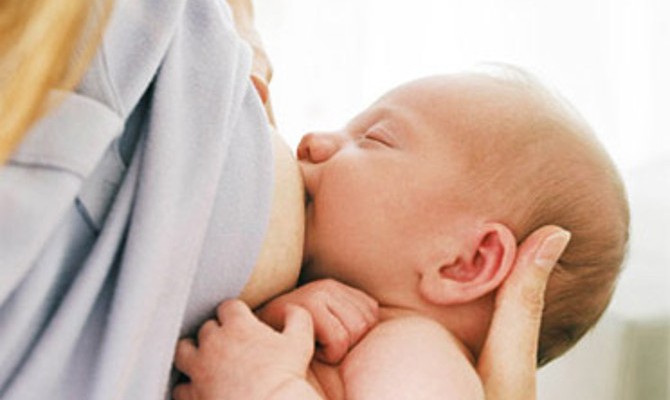 670_mother-holds-babys-head-whilst-breastfeeding-670x400.jpg