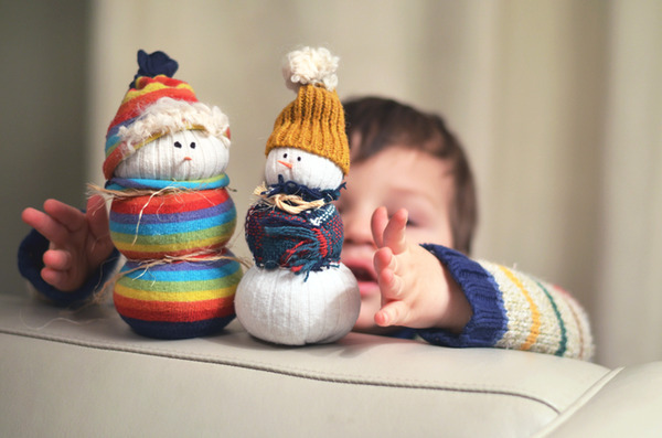 toddler-wants-the-sock-snowmen (700x463, 454Kb)